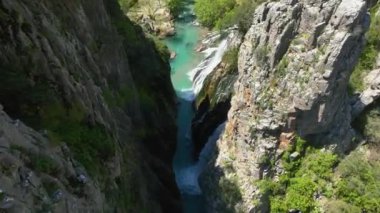 Büyüleyici bir hava gösterisine tanık olun. İnsansız hava aracı sihirli şelaleyi keşfediyor. Titreyen gök mavisi sularını, köpüklü beyaz köpüğü ve ara sıra küçük bir gökkuşağının patlamalarını yakalıyor..
