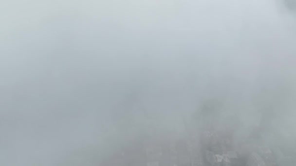 Окунитесь Облака Дрон Показывает Спокойный Город Окутанный Кинематографической Драмой Захваченный — стоковое видео