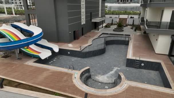 被高地吸引 因为无人机提供了接近完工的游泳池的空中透视 以及附近的高档住宅项目 — 图库视频影像