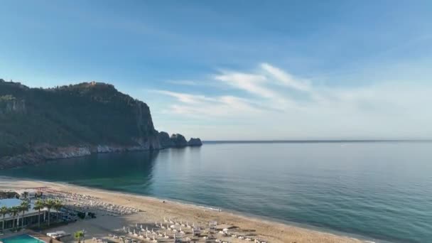 透き通った紺碧の水でクレオパトラビーチの魅力的な美しさを体験してください — ストック動画