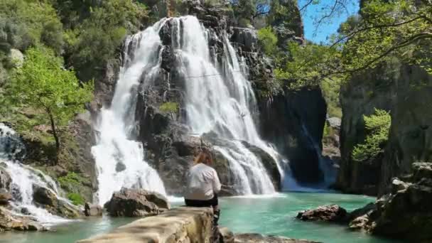 Entre País Das Maravilhas Natureza Com Vislumbre Aéreo Uma Cachoeira — Vídeo de Stock