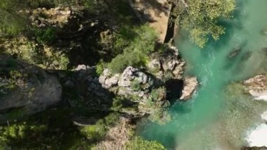 İHA 'nın garip şelaleyi keşfederek, gök mavisi sularını, girdap köpüğünü ve kaleydoskopik tılsımlarını ortaya çıkararak, gökyüzünü kısacık gökkuşaklarıyla boyarken sihirli bir maceraya atılın..