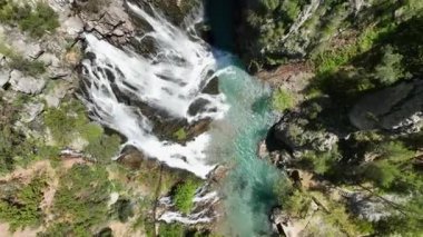 İnsansız hava aracının dönen suları, coşkulu köpükleri ve büyüleyici şelalede neşeli gökkuşaklarını yakalayıp doğanın görsel bir senfonisini oluşturması hayret verici..