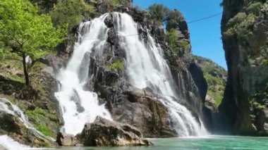 Antalya, Türkiye 'deki görkemli şelalenin hızla alçalmasına ve büyüleyici spreyler yaratmasına tanıklık ederken bir hava gösterisine binin..