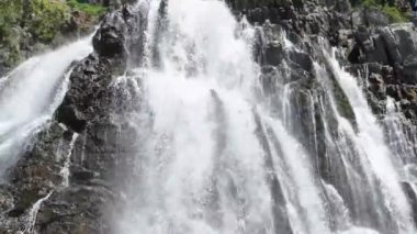 İHA, Türkiye 'nin Antalya kentindeki şelalenin coşkulu dalışıyla karşılaşırken, dinamik bir yolculuğa çıkın..