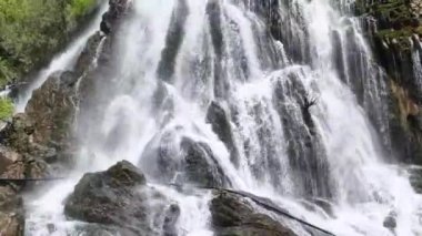 Türkiye 'nin Antalya kentindeki kudretli şelalenin, yukarıdan görüldüğü gibi, serbest bırakılmış gücüne tanık olun. Su kuvvetle dökülüyor ve fevkalade spreylere dönüşüyor..