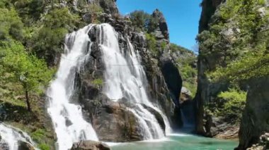 Türkiye 'nin Antalya kentindeki görkemli ve ünlü şelalenin büyüleyici hava keşfine çıkın. Suyun güç ile aşağı dalıp, yaratacağı nefes kesici Antalya bölgesine yerleşin.