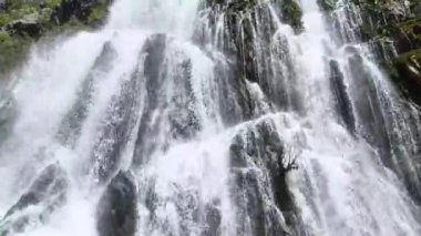 Türkiye 'nin Antalya kentindeki görkemli ve popüler şelalenin büyüleyici manzarasından büyülenin.