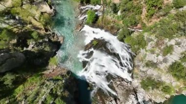 Türkiye 'nin Antalya kentindeki görkemli ve popüler şelaleye doğru büyüleyici bir hava yolculuğuna çıkın.
