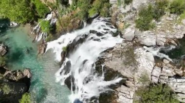 Türkiye 'nin Antalya kentindeki popüler ve destansı şelalenin sinematik mucizesini yakalayın