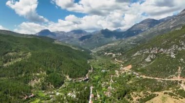 Antalya, Türkiye 'de popüler Antalya bölgesinde yer alan ikonik şelaleyle havadan karşılaşmanın heyecan verici güzelliğini yaşayın.