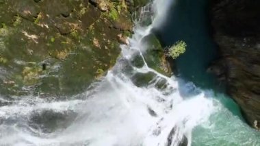 Büyüleyici şelalenin yanındaki huzurlu cennete kaçın, İHA 'nın gök mavisi suyun destansı güzelliğini yakaladığı yere.