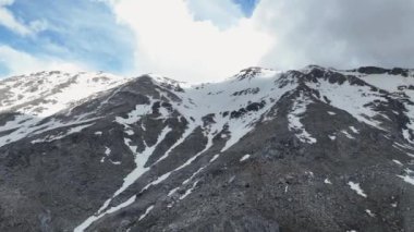 Bulutların üzerinde süzülür ve canlandırıcı bir hava macerası yaşar. İnsansız hava aracı ilkbaharın başlarında karla kaplı zirveler ve sisin içinden sinematik çekimler ile destansı dağların güzelliklerini yakalar.