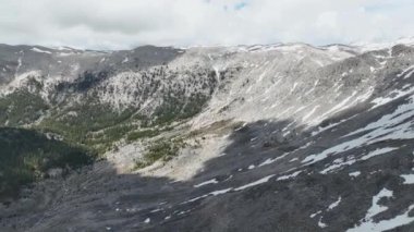 Hava keşiflerinde büyüleyici bir yolculuğa çıkın. İnsansız hava aracı ilkbaharın başlarında kar yığınları ve bulutlar arasındaki sinematik çekimlerle hayranlık uyandıran dağ manzaralarını gözler önüne seriyor.