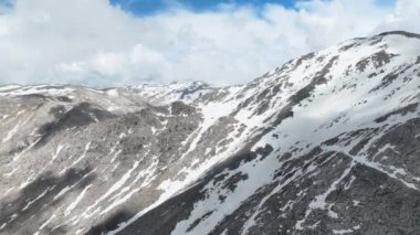 Baharın başlarında Türk dağlarının sakin manzaralarına büyüleyici bir hava keşif gezisine çıkın. Bulutlarda süzülen drona tanık olun, karla kaplı zirvelerin sinematik çekimleri