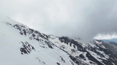 Baharın başlarında sıradışı bir hava manzarasıyla Türk dağlarının sinematik harikalarına bakın. İHA 'nın bulutlarda sana rehberlik etmesine izin ver. Karla öpülmüş zirveler ve nefes kesici nefesler açığa çıksın.