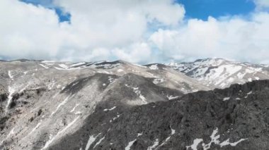 İHA 'nın baharın başlarında Türk dağlarının büyüleyici güzelliğini keşfetmesi gibi bir hava gösterisine katılın.