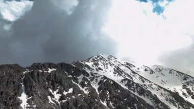 Baharın başlarındaki Türk dağlarının büyüleyici güzelliğine dalın. İnsansız hava aracı bulutların arasında süzülerek kar tozlu zirvelerin sinematik görüntülerini yakalar ve büyüleyici bir şekilde