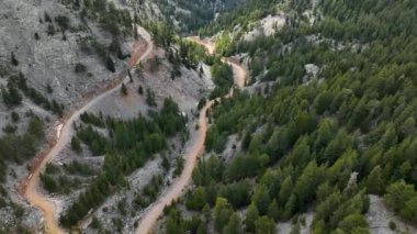 Türk dağlarının bahar vahasında muhteşem bir hava macerasına atlayın. İnsansız hava aracının çarpıcı görüntüsünü yakaladığı çiğ dokulu tepelere ve yemyeşil çam ormanlarına tanık olun.