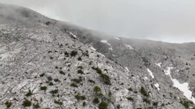 Baharda Türk dağlarının harikalığını hava yolculuğuyla tecrübe edin. Zirvelerin muhteşem dokularını ve çam ormanlarının canlı yeşil renklerini ortaya çıkar..