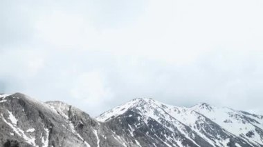 Sis kaplı dağların görkemli manzarasına havadan bir perspektiften tanık olun. Dağ manzarasını süsleyen bulut örtüsünün nefes kesici güzelliğine bakın..