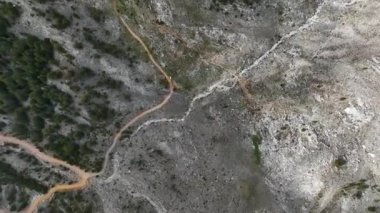 Büyüleyici bir hava perspektifi dağların ve bulutların büyüleyici görüntüsünü ortaya çıkarır ve güzel bir kucaklama oluşturur..