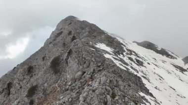Dağların ve bulutların çarpıcı manzarasına yukarıdan tanık olun. Muhteşem bir manzarayla nazikçe kucaklaşıyorlar..