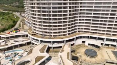 İlahi bir vaha keşfedin, insansız hava aracı nefes kesen güzellikleri yakalıyor, pırıl pırıl masmavi havuzları olan, Akdeniz 'in arka planına kurulmuş.