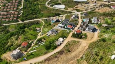 İnsansız hava aracının büyüleyici Akdeniz kıyı şeridi boyunca uzanan masmavi havuzlu elit villaların nefes kesici hava manzarasını yakaladığı eşsiz dinginliği tecrübe edin.