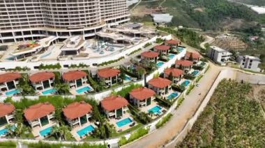 İnsansız hava aracı, Akdeniz 'in zeminine kurulmuş, pırıl pırıl masmavi havuzlu prestijli villaların nefes kesici hava manzarasını ortaya çıkarırken gerçek bir cennet keşfedecektir.