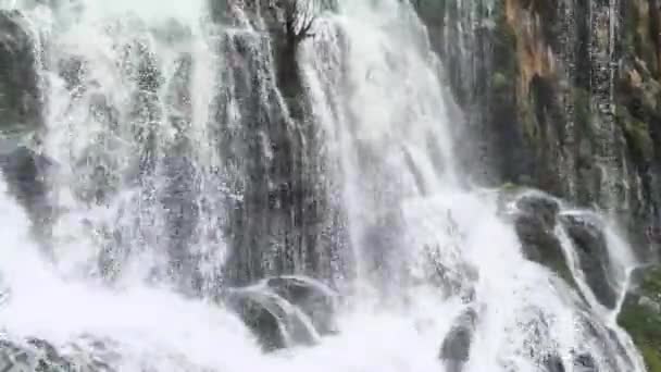絵のように美しいアンタルヤ地方に位置するトルコのアンタルヤで人気のある壮大な滝の映画的な素晴らしさを体験してください — ストック動画