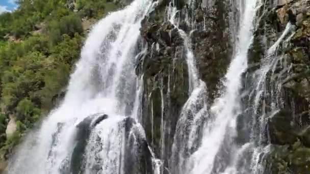 土耳其安塔利亚著名瀑布的空中宝石揭幕 无人机从上方显露出它真正的辉煌 在那里 水在一次史诗般的展示中从瀑布中滑落下来 喷出华丽的浪花 — 图库视频影像