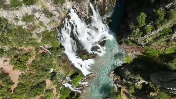 観光客のお気に入りの畏敬の念を抱か美しさを目撃 アンタルヤの壮大な滝 トルコ — ストック動画