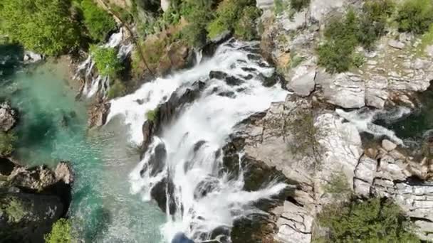 トルコのアンタルヤで人気と壮大な滝の映画の驚異をキャプチャします — ストック動画