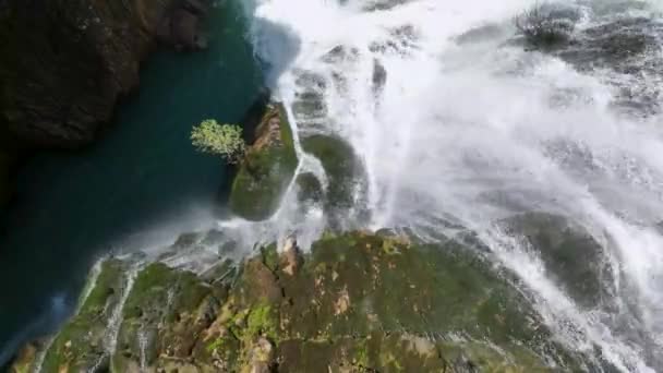 Glädje Besökarnas Paradis Som Drönaren Erbjuder Förtrollande Antenn Perspektiv Vattenfallet — Stockvideo