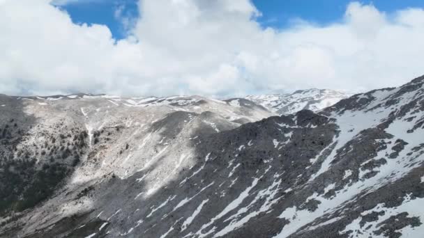 Погружайтесь Бодрящую Воздушную Одиссею Сквозь Облака Исследуя Величественные Турецкие Горы — стоковое видео
