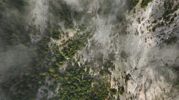 Отправляйтесь Увлекательное Воздушное Путешествие Погрузитесь Великолепие Туманных Горных Вершин Окунитесь — стоковое видео