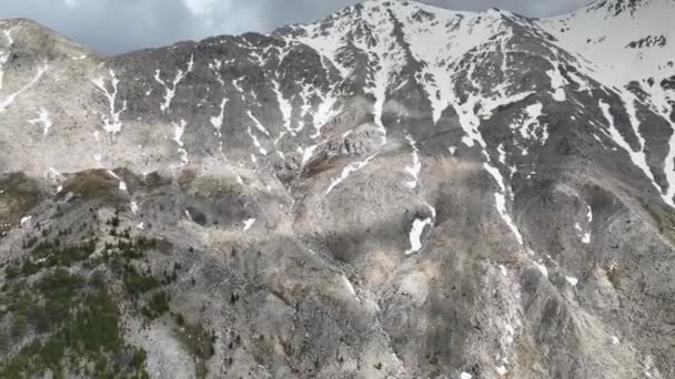 山の風景を優しく包み込む映画的な山々や雲の空中映像を捉える — ストック動画