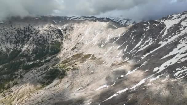 Από Ψηλά Drone Αιχμαλωτίζει Την Σαγηνευτική Ενότητα Των Μεγαλοπρεπών Βουνών — Αρχείο Βίντεο