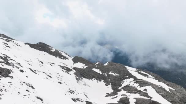 Засвидетельствуйте Величественные Снежные Вершины Беспилотник Захватывает Впечатляющие Цвета Гор Облаков — стоковое видео