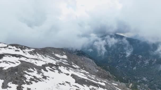 無人機が雪に覆われた山々や雲の魅惑的な光景を発表するように 畏敬の念を抱かせる劇的な素晴らしさを体験してください — ストック動画