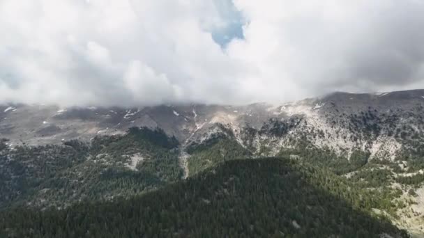 在无人驾驶飞机捕捉到积雪覆盖的山脉和云层之间的相互作用时 探索生动而生动的风景 — 图库视频影像