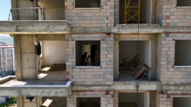 İnsansız hava aracı sizi yavaş yavaş şekil alan çok katlı bir kompleksin hava keşfine çıkarırken inşaat senfonisini tecrübe edin..