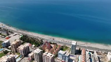 İnsansız hava aracı nefes kesici güzelliğini yukarıdan yakalarken kendinizi Akdeniz 'in kıyı şehrinin dinginliğine daldırın..