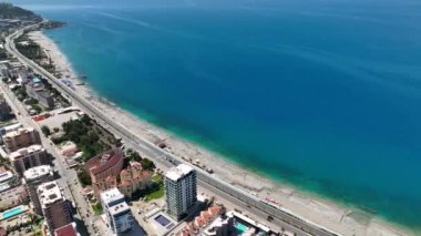 Akdeniz 'in sakin cazibesi ve güzel sahil şeridinin cazibesiyle süslenmiş büyüleyici bir şehrin hava keşfine çıkın..