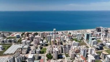 Büyüleyici bir hava perspektifinden büyüleyici Akdeniz kıyılarına kurulmuş bir şehrin ihtişamına bakın..