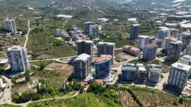 Akdeniz kıyısında gerçek bir mücevher keşfedin. İnsansız hava aracı büyüleyici bir hava perspektifi sunuyor. Denizlerin ihtişamını kucaklayan bir şehir..