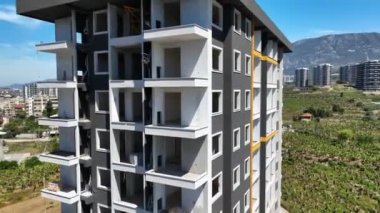 Görgü tanıklarının rüyaları, insansız hava aracının inşa aşamasındaki birinci sınıf bir konut kompleksinin hava keşfine çıkmasıyla gerçeğe dönüşüyor..