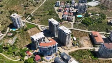 Kendinizi panoramik bir kıyı manzarasına daldırın. İnsansız hava aracı sizi Akdeniz 'in kucakladığı neşeli bir şehrin hava keşfine çıkarıyor..