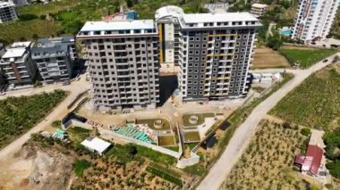 İnsansız hava aracı birinci sınıf bir konut kompleksinin inşaat sürecini yakalarken sinematik bir hava manzarasının cazibesini yaşayın..